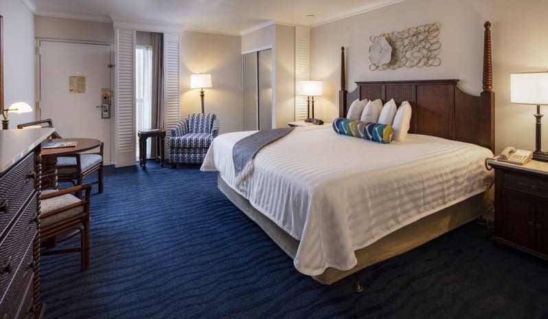Tradewinds Grand Island - Standard Hotel Room King Full View